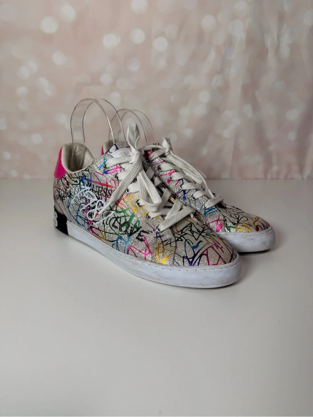 GUESS Fashion Sneaker White Graffiti Print
